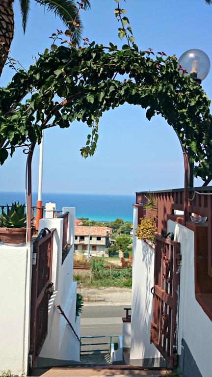 ザンブローネ San Carlo - Terrazzo Sul Mare Con Ristorante E Pizzeria Bed & Breakfast エクステリア 写真