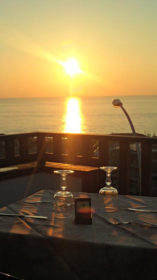 ザンブローネ San Carlo - Terrazzo Sul Mare Con Ristorante E Pizzeria Bed & Breakfast エクステリア 写真